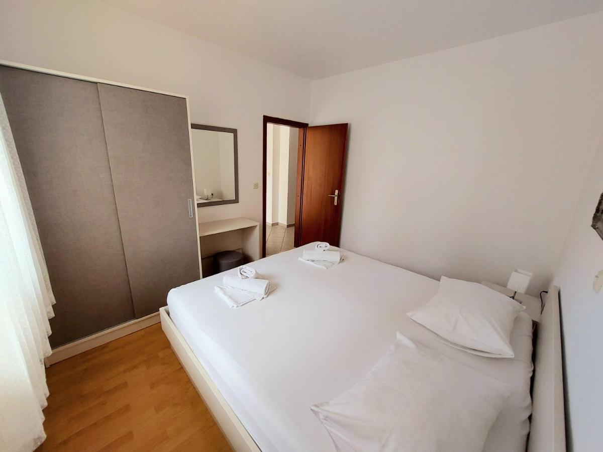 Apartment With Private Pool "Patricia" Makarska Bagian luar foto